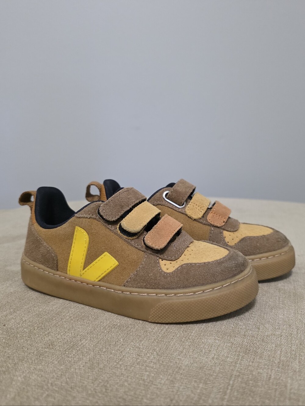 VEJA V-10 Suede Multico Camel kids sneakers in size US 11 / EU 28 / 17 cm